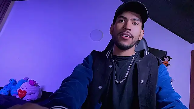 Snapshot of 3v1l chatting on February 16, 10:39 pm 3v1l online show from February 16, 10:39 pm