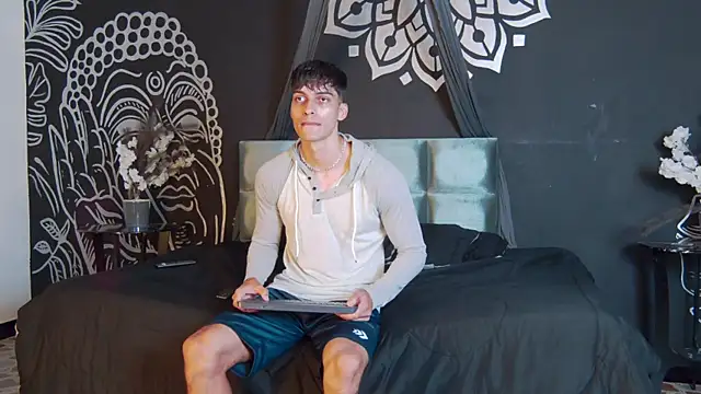 AlessioVitale online show from November 6, 12:39 pm