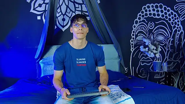 AlessioVitale online show from December 18, 12:00 pm