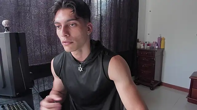 Snapshot of AlessioVitale chatting on March 28, 9:58 pm AlessioVitale online show from March 28, 9:58 pm