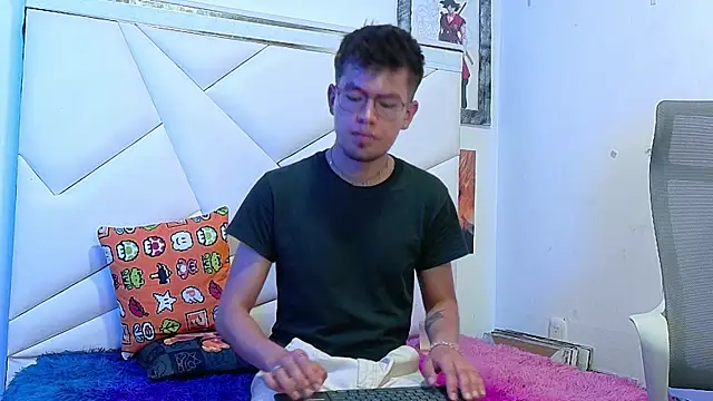 Snapshot of NICK_VERS chatting on December 4, 10:40 pm NICK VERS online show from December 4, 10:40 pm