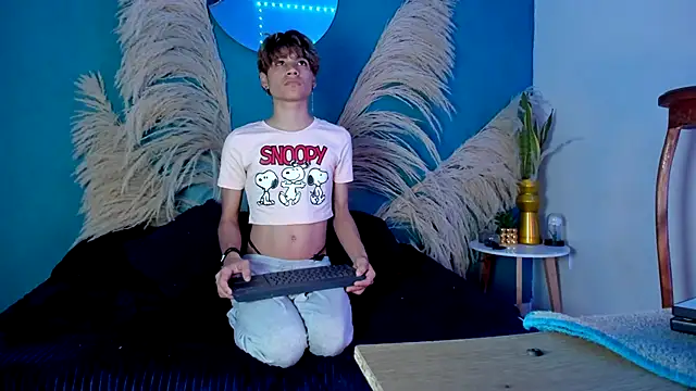 Snapshot of Leo_Glow chatting on December 5, 1:09 pm Leo Glow online show from December 5, 1:09 pm