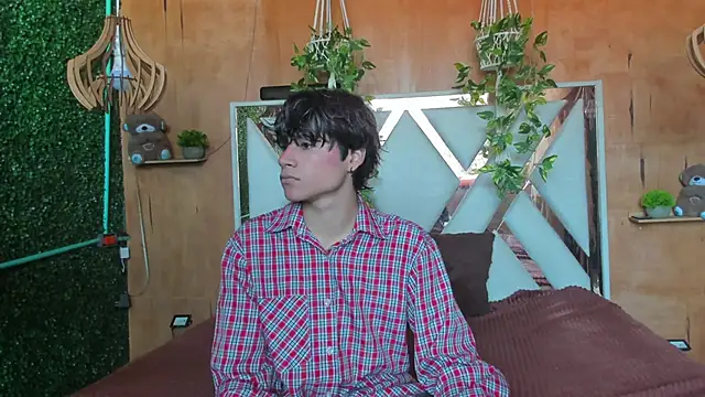 Leo Glow online show from March 14, 1:05 pm