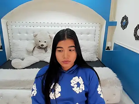 Snapshot of Sheyla_Bell chatting on October 31, 1:45 pm Sheyla Bell online show from October 31, 1:45 pm