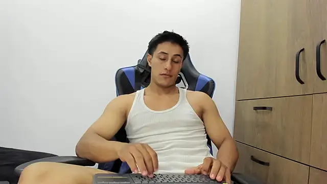 Snapshot of dorman_boy chatting on November 2, 6:38 am dorman boy online show from November 2, 6:38 am