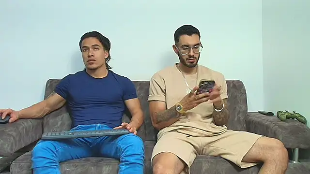 Snapshot of thebadboys05 chatting on March 13, 5:25 am thebadboys05 online show from March 13, 5:25 am