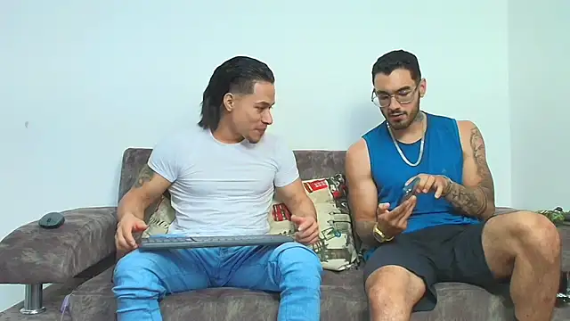 Snapshot of thebadboys05 chatting on March 25, 2:17 am thebadboys05 online show from March 25, 2:17 am