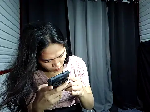 Snapshot of xwildflowerx chatting on November 23, 12:10 am xwildflowerx online show from November 23, 12:10 am