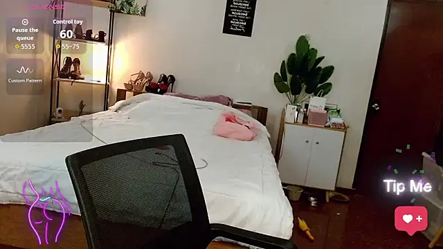 Snapshot of Lolitaloove69 chatting on November 15, 6:04 pm Lolitaloove69 online show from November 15, 6:04 pm