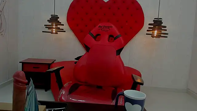 Snapshot of Bella_Cuttee chatting on December 1, 3:55 am Bella Cuttee online show from December 1, 3:55 am