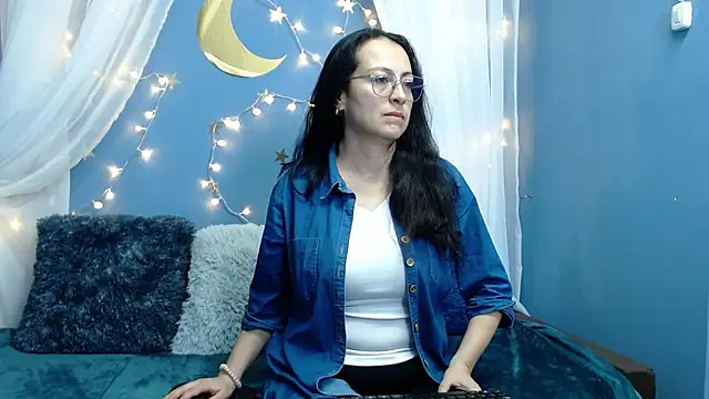 Lauryn Jones online show from December 18, 4:57 pm