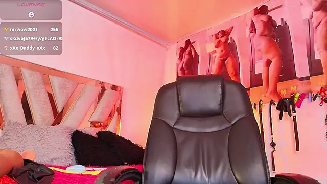 Snapshot of Ebonynaughty chatting on December 2, 1:44 am Ebonynaughty online show from December 2, 1:44 am