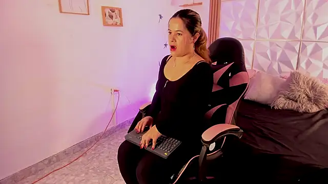Snapshot of Dulce_Ferrer18 chatting on March 30, 3:35 pm Dulce Ferrer18 online show from March 30, 3:35 pm
