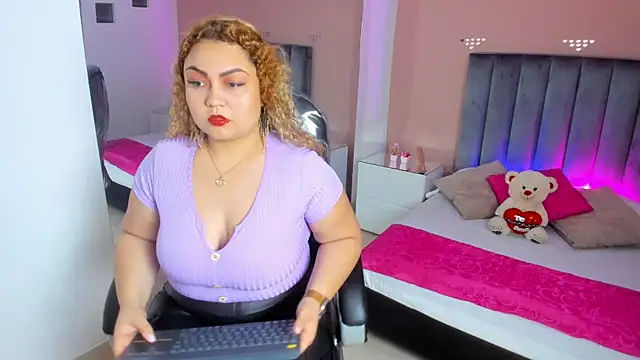 Snapshot of Sweet_Rosee_ chatting on December 16, 1:05 pm Sweet Rosee online show from December 16, 1:05 pm