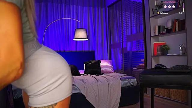 Snapshot of Nikki__Amour chatting on March 6, 6:43 am Nikki Amour online show from March 6, 6:43 am