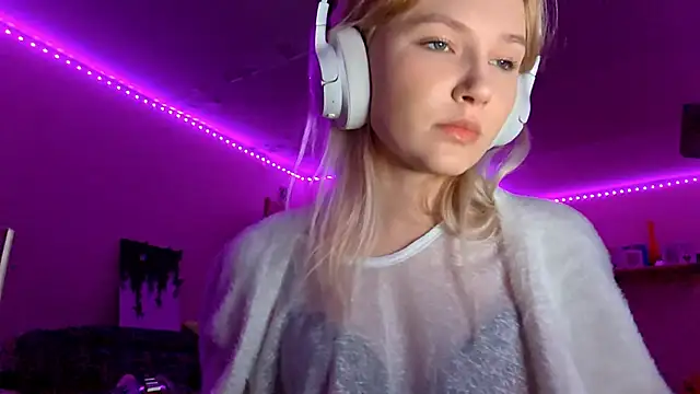 Snapshot of KarinRobertson chatting on November 12, 5:24 pm KarinRobertson online show from November 12, 5:24 pm