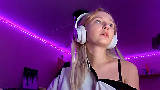 Snapshot of KarinRobertson chatting on November 13, 6:18 pm KarinRobertson online show from November 13, 6:18 pm