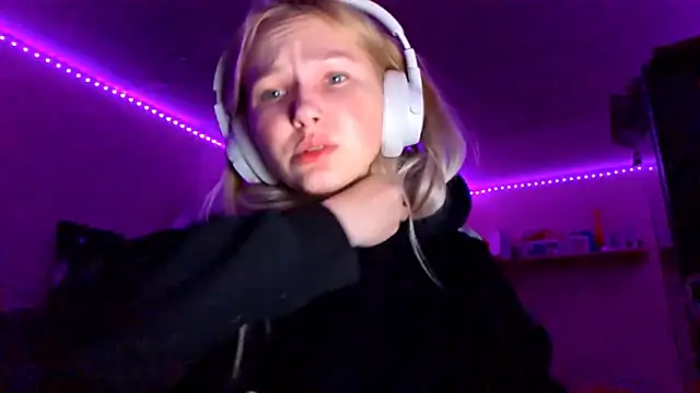 Snapshot of KarinRobertson chatting on November 23, 6:30 pm KarinRobertson online show from November 23, 6:30 pm