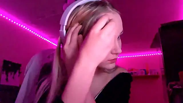 Snapshot of KarinRobertson chatting on November 29, 6:22 pm KarinRobertson online show from November 29, 6:22 pm