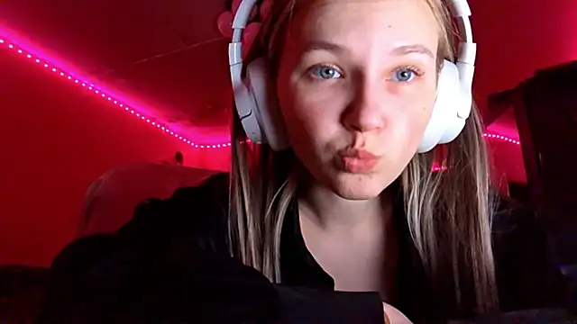 Snapshot of KarinRobertson chatting on December 15, 7:18 pm KarinRobertson online show from December 15, 7:18 pm