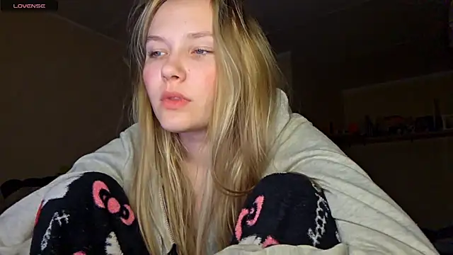 KarinRobertson online show from March 9, 5:06 pm