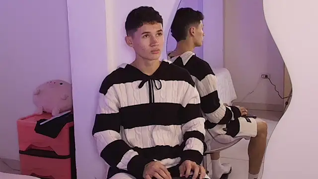 Snapshot of Eiden_Blake chatting on November 29, 11:30 pm Eiden Blake online show from November 29, 11:30 pm