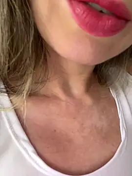 Snapshot of Melzinhasweet chatting on May 7, 3:17 pm Melzinhasweet online show from May 7, 3:17 pm