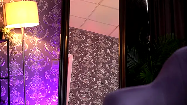 Snapshot of RavenBelrose chatting on December 4, 10:35 am RavenBelrose online show from December 4, 10:35 am