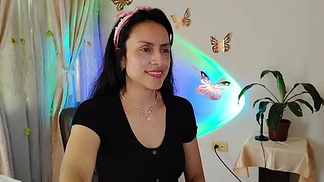 Snapshot of Bella_Exhibition chatting on November 28, 6:43 pm Bella Exhibition online show from November 28, 6:43 pm