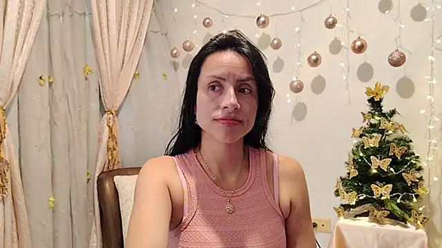 Snapshot of Bella_Exhibition chatting on December 3, 6:28 pm Bella Exhibition online show from December 3, 6:28 pm