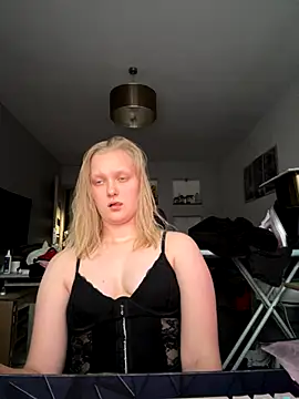 hotgoodgirll online show from November 18, 2:43 pm