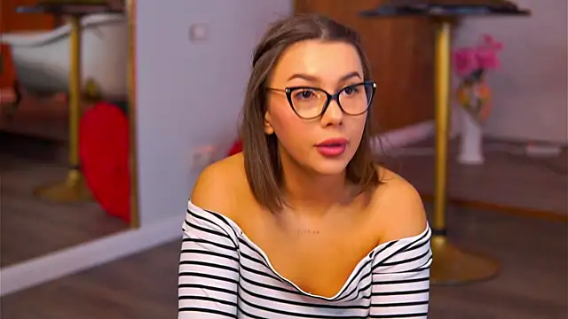 Snapshot of KarinaKokhana chatting on November 13, 9:41 am KarinaKokhana online show from November 13, 9:41 am