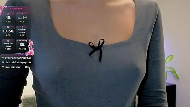 Snapshot of violetwluv chatting on December 4, 8:45 am violetwluv online show from December 4, 8:45 am