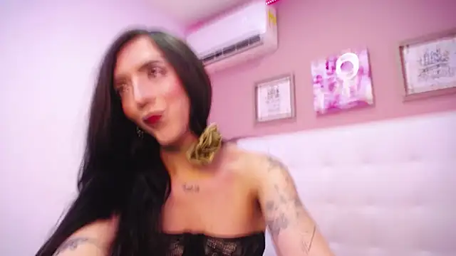 Snapshot of LAURALUXE chatting on November 30, 2:48 am LAURALUXE online show from November 30, 2:48 am