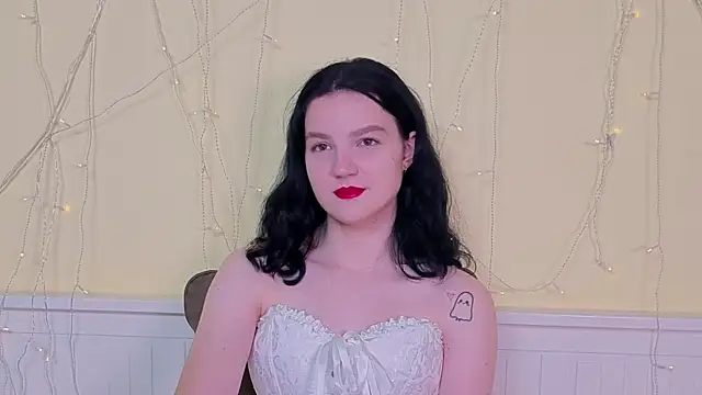 Snapshot of LatinaHuguenin chatting on November 16, 7:25 am LatinaHuguenin online show from November 16, 7:25 am