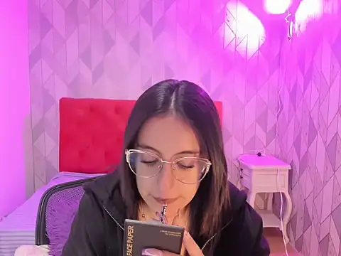 Snapshot of IsabellaRousset chatting on December 4, 6:01 am IsabellaRousset online show from December 4, 6:01 am