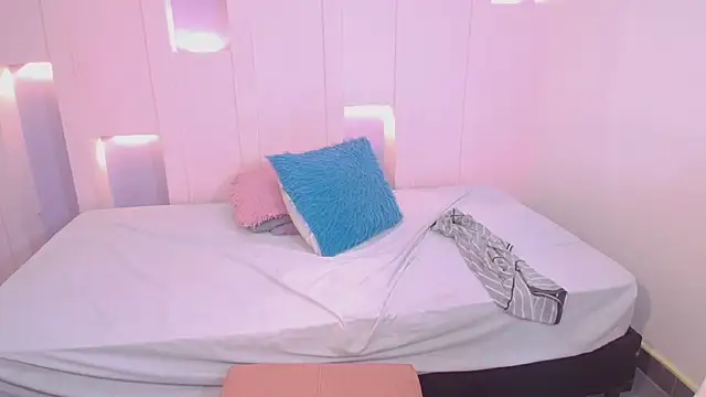 Snapshot of SaraVixen8 chatting on December 2, 11:56 pm SaraVixen8 online show from December 2, 11:56 pm