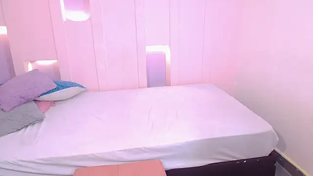 Snapshot of SaraVixen8 chatting on December 3, 12:03 pm SaraVixen8 online show from December 3, 12:03 pm