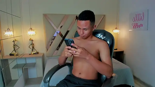 Snapshot of Liams18 chatting on November 16, 12:05 am Liams18 online show from November 16, 12:05 am