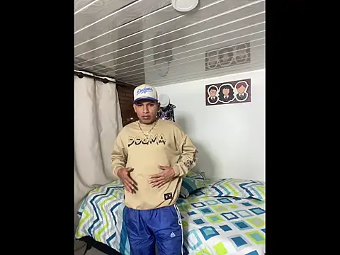 Snapshot of Mike_and_Rayan chatting on November 12, 12:22 am Mike and Rayan online show from November 12, 12:22 am