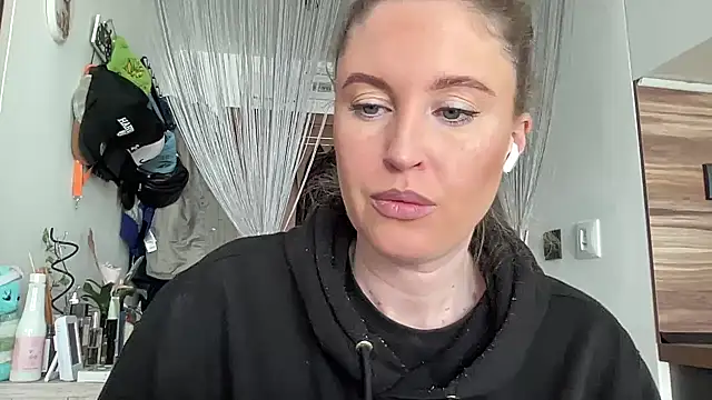 Snapshot of Ameli8 chatting on March 14, 10:10 am Ameli8 online show from March 14, 10:10 am