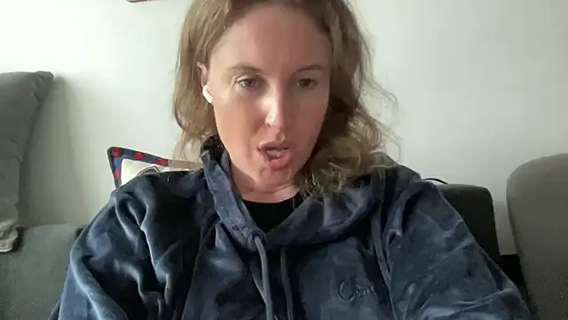 Snapshot of Ameli8 chatting on March 22, 1:25 pm Ameli8 online show from March 22, 1:25 pm