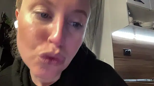 Snapshot of Ameli8 chatting on March 25, 7:42 pm Ameli8 online show from March 25, 7:42 pm