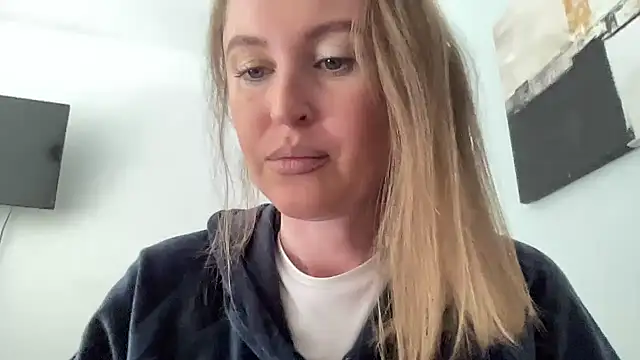 Snapshot of Ameli8 chatting on April 13, 12:32 pm Ameli8 online show from April 13, 12:32 pm