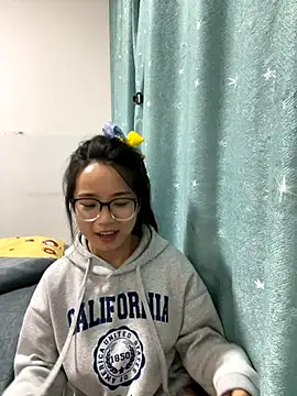 Snapshot of Hmm_0303 chatting on November 12, 2:28 pm Hmm 0303 online show from November 12, 2:28 pm