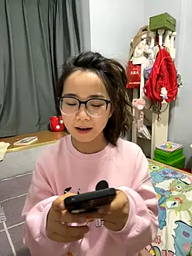 Snapshot of Hmm_0303 chatting on November 16, 2:33 pm Hmm 0303 online show from November 16, 2:33 pm