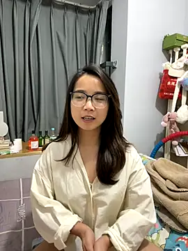 Snapshot of Hmm_0303 chatting on November 30, 2:43 pm Hmm 0303 online show from November 30, 2:43 pm