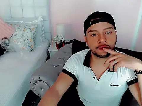 Snapshot of sebastian_cruz_ chatting on November 13, 7:13 pm sebastian cruz online show from November 13, 7:13 pm