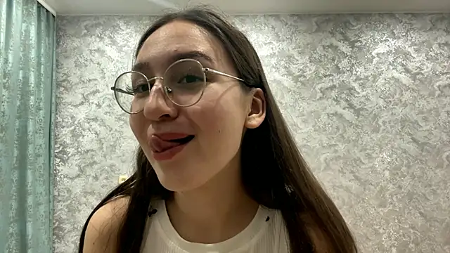 Snapshot of SofiYong chatting on November 17, 1:06 pm SofiYong online show from November 17, 1:06 pm