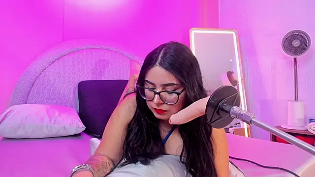 Amy whittee online show from November 11, 7:36 pm